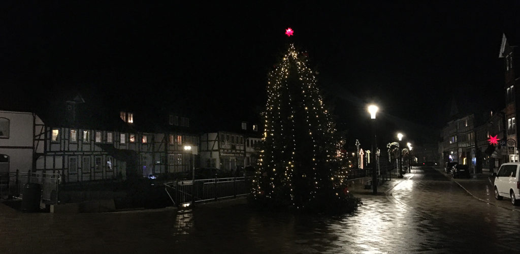 Marktplatz Nachts mit Weihnachtsbaum